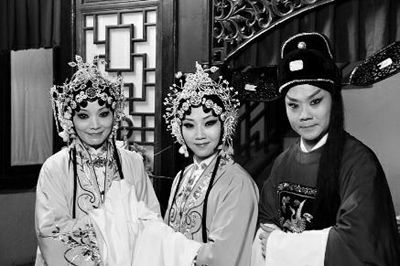 齐爱云(左一),冯艳丽(中)和李小锋合影