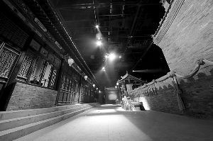 以“情景体验剧”为卖点的《又见平遥》,布景甚至包括街道,观众必须以“边走边看”的方式观赏戏剧。