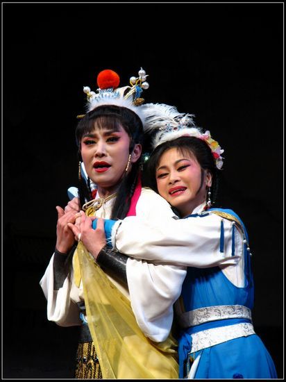 1996年,吴凤花(左)因在《陆文龙》中出色的演出,摘得第十三届中国戏剧