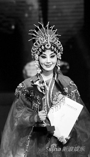 杨霞云获主角奖榜首 在《杨霞云婺剧折子戏专场》中,分别扮演了小青