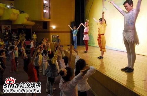 小朋友学习踢踏舞
