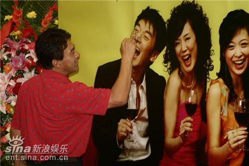 图文：朱时茂在林依轮脸上签名