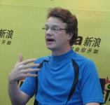著名演员大山做客聊话剧《超级笨蛋》(组图)