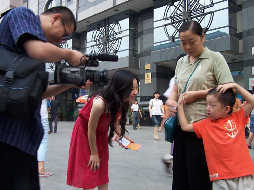 《观世音》街头访问路人 为创作积累素材(组图)_影音娱乐_新浪网