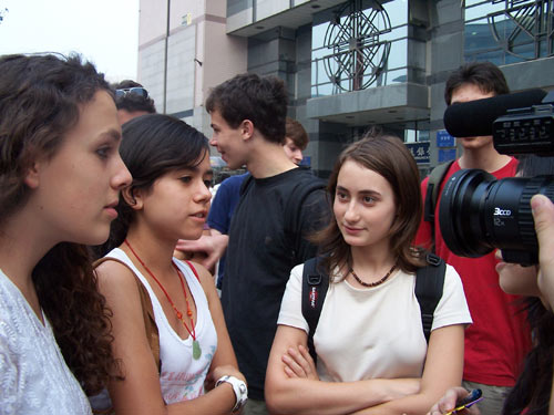 《观世音》街头访问路人 为创作积累素材(组图)_影音娱乐_新浪网