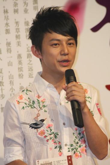 图文：《暗恋桃花源》开幕--何炅代表演员发言