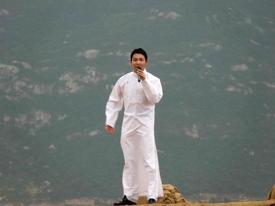 图文: 舟山国际沙雕节开幕-模仿秀冠军演唱