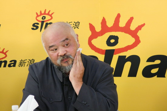图文：李琦做客新浪聊话剧-李琦大汗淋漓