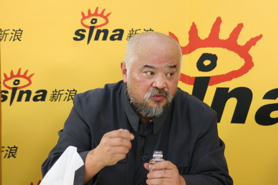 图文：李琦做客新浪-李琦亲下厨改善剧组伙食