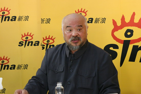 图文：李琦在话剧中扮演一位爱女心切的父亲