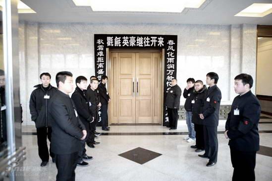 图文:张文顺追悼会--门口挂着挽联