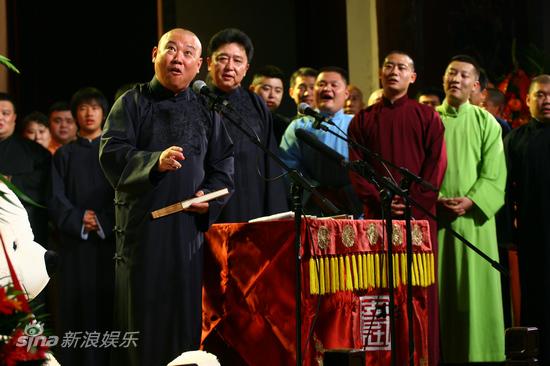 图文:德云社复出首演--郭德纲率弟子合唱