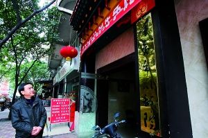 老戏迷在金汤街川剧院楼前 重庆晨报记者 高科 摄