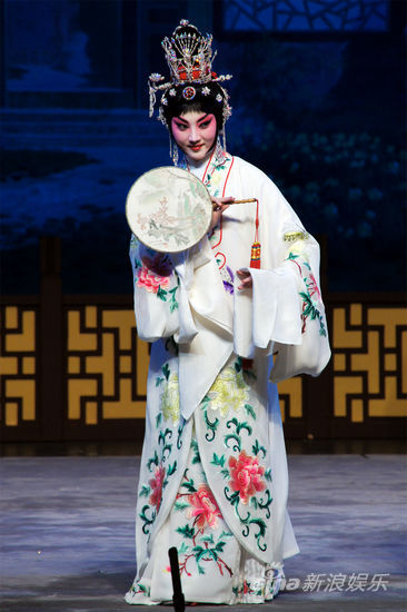 青年京剧演员丁晓君(微博)在上海天蟾逸夫舞台主演经典大戏《谢瑶环》