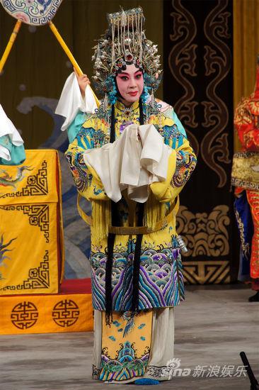 青年京剧演员丁晓君(微博)在上海天蟾逸夫舞台主演经典大戏《谢瑶环》