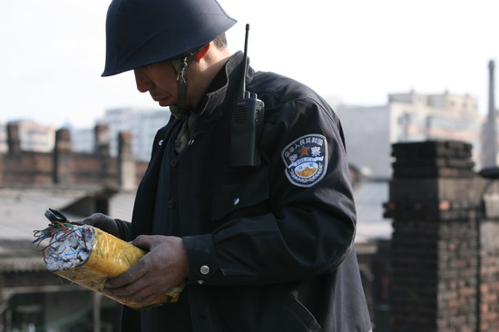 资料:电影《千钧一发》剧情简介及主创介绍