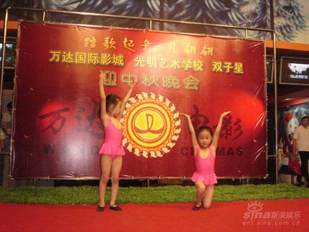 踏歌起舞月翩翩百人齐聚共团圆