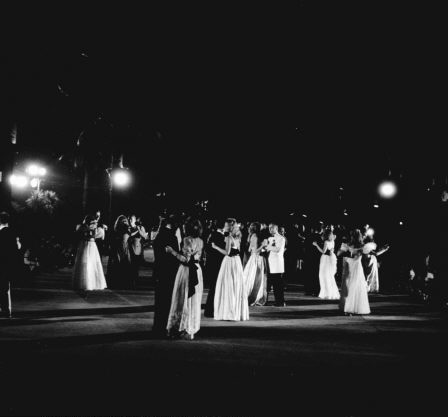 人们在1946年的戛纳夜色中翩翩起舞
