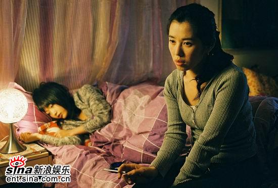 余男《左右》戏份杀青 自言角色最"跳跃(图)