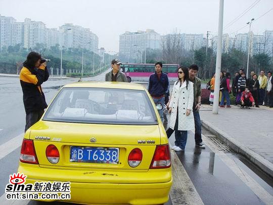 江一燕拍摄《双食记》重庆街头引“混乱”(图)