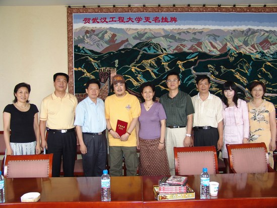 郑克洪导演向武汉工程大学捐赠电影作品(图)