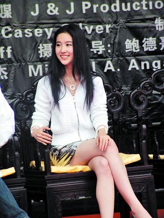 《功夫之王》发布会成龙盛赞刘亦菲是巩俐第二