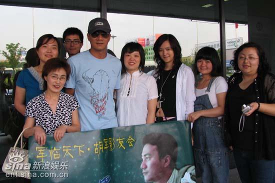 胡军抵沪为上海电影节助威 受媒体影迷热情追捧