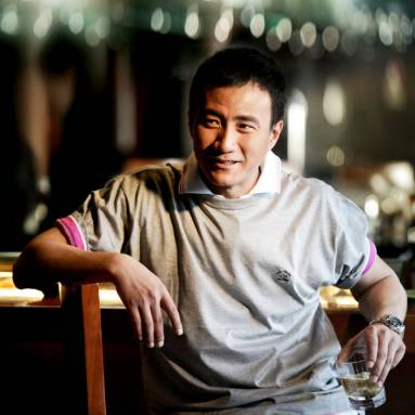 胡军抵沪为上海电影节助威受媒体影迷热情追捧