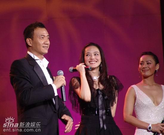 胡军客串嘉宾主持与影人同庆香港回归十年(图)