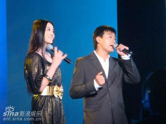 佟大为小宋佳打头炮联袂翻唱《十字街头》(图)