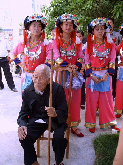 《撒谎的村庄》热拍 103岁老汉主演电影处女作