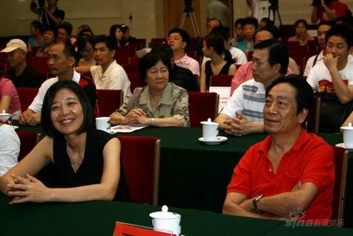 《规矩与方圆》徐铮等宣传交通安全知识(组图)