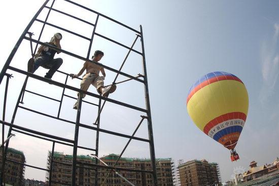《棒子》拍摄突遭风暴 夏雨受伤梁咏琪受惊【图】