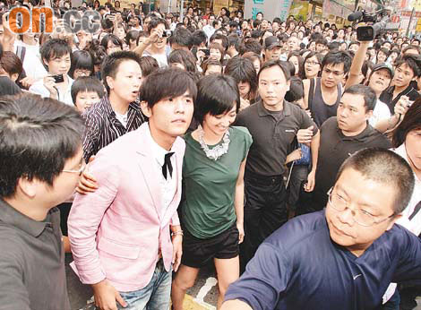 周杰伦深圳宣传新片电影自称坠台动作很帅(图)