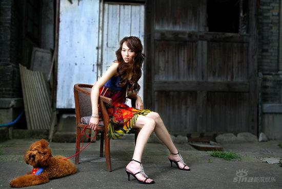 《棒子老虎鸡》夏日热拍 梁咏琪唐嫣比拼美腿