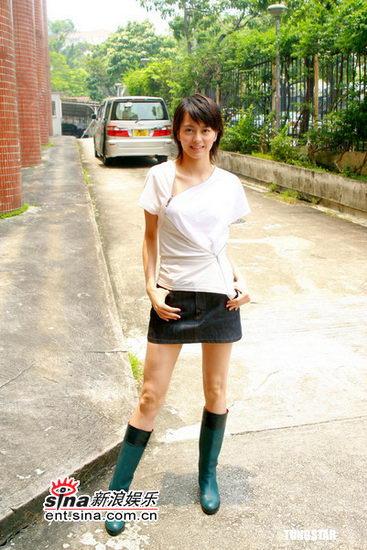 《棒子老虎鸡》夏日热拍 梁咏琪唐嫣比拼美腿