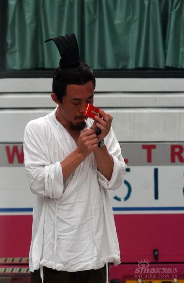 中村狮童扮相惊鸿一瞥侯勇片场独爱大中华(图)