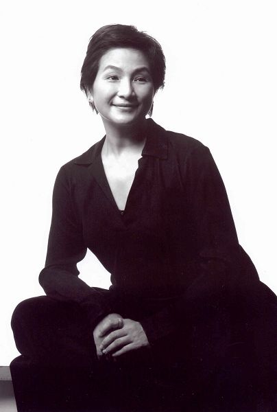 《本是同根生》独家探班郑佩佩片场温馨送蛋糕