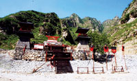 《赤壁》外景地探营：梁朝伟身边保镖很凶(图)