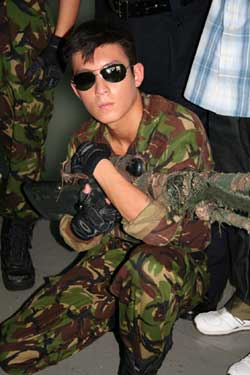 仨神枪手比造型 林超贤欲重现港片枪战风采(图