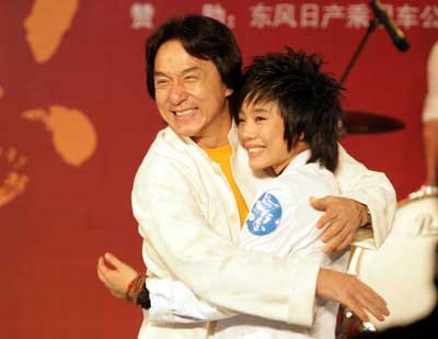 《飞行日志》电影博物馆举行首映 成龙许飞抱