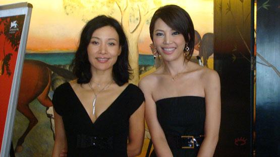 孔维威尼斯电影节见陈冲 牵手偶像心情激动【图】