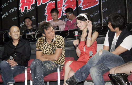 唐嫣芭比装亮相《神枪手与智多星》发布会(图