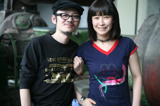 导演伍仕贤小江毛小睿为《意乱情迷》抬轿子