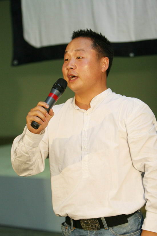 吴军是凭借电影《张思德》的出色演绎,夺得11届华表奖优秀男演员奖