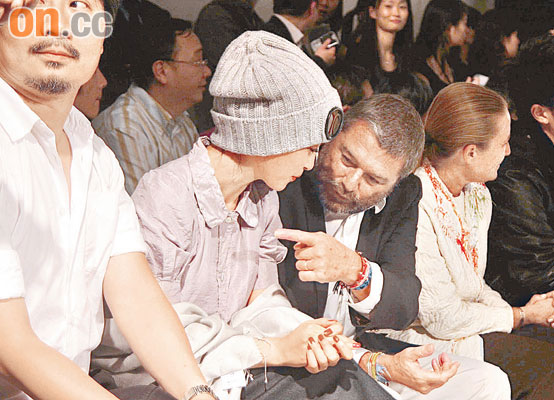 李冰冰夺影后不加片酬上海时装秀拥抱老外(图)