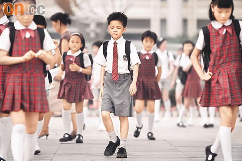 周星驰30楼拍戏拒用替身 建筑工人造型曝光【图】