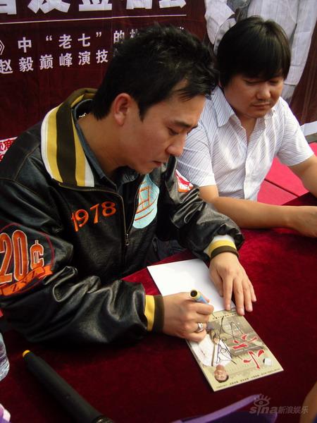 赵毅带病宣传《小六》为助残现场签送DVD(附图)