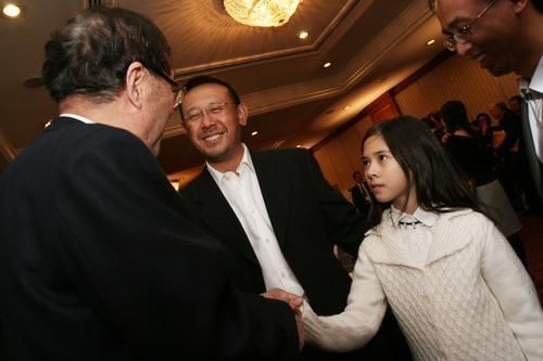 姜文得空便回家伴妻儿 大方赞前妻生女漂亮【图】