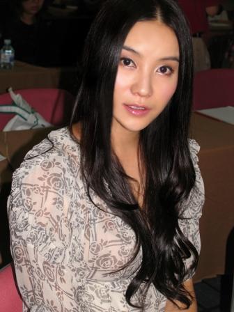 С�μ��ݼ��ٻ�϶��𼦽���Χ���Ů���(ͼ)